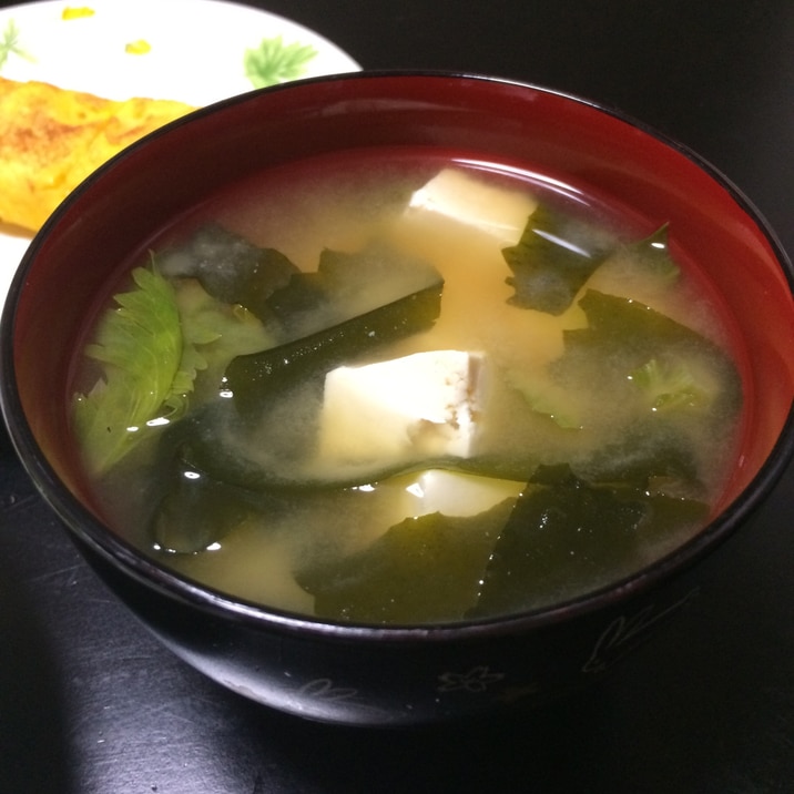 セロリの葉でお味噌汁 レシピ 作り方 By ふわふわわたげ 楽天レシピ セロリの葉でお味噌汁 レシピ 作り方 By ふわふわわたげ 楽天レシピ